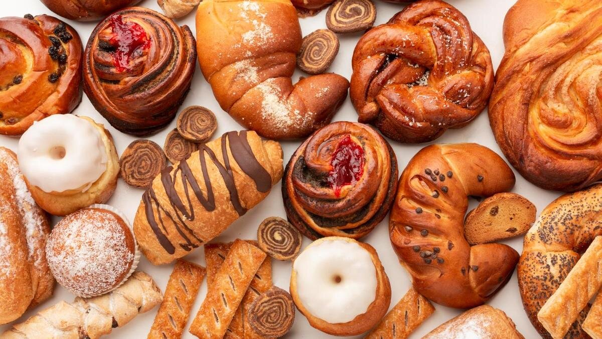    Рогалики, улитки, веночки, колоски из дрожжевого теста:Freepik