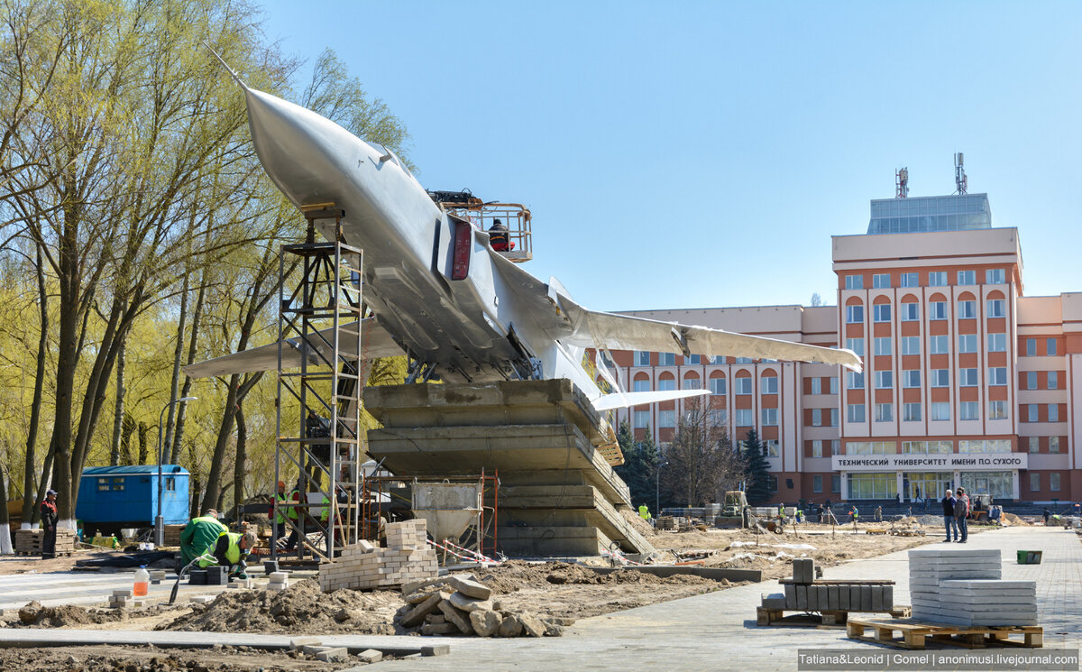 Самолет Су-24 устанавливают в Гомеле | Коротко о жизни | Дзен