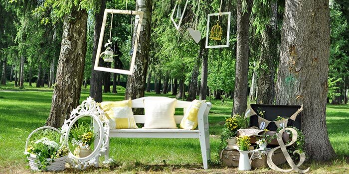 Оригинальная фотозона: корзинки цветов, маленькие подушки, «парящие» в воздухе рамками картин, природная зелень.... Красота, да и только! 