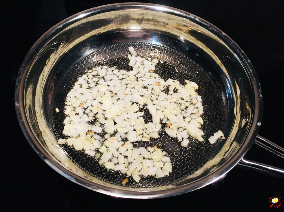 Нарезать и обжарить репчатый лук до золотистого цвета