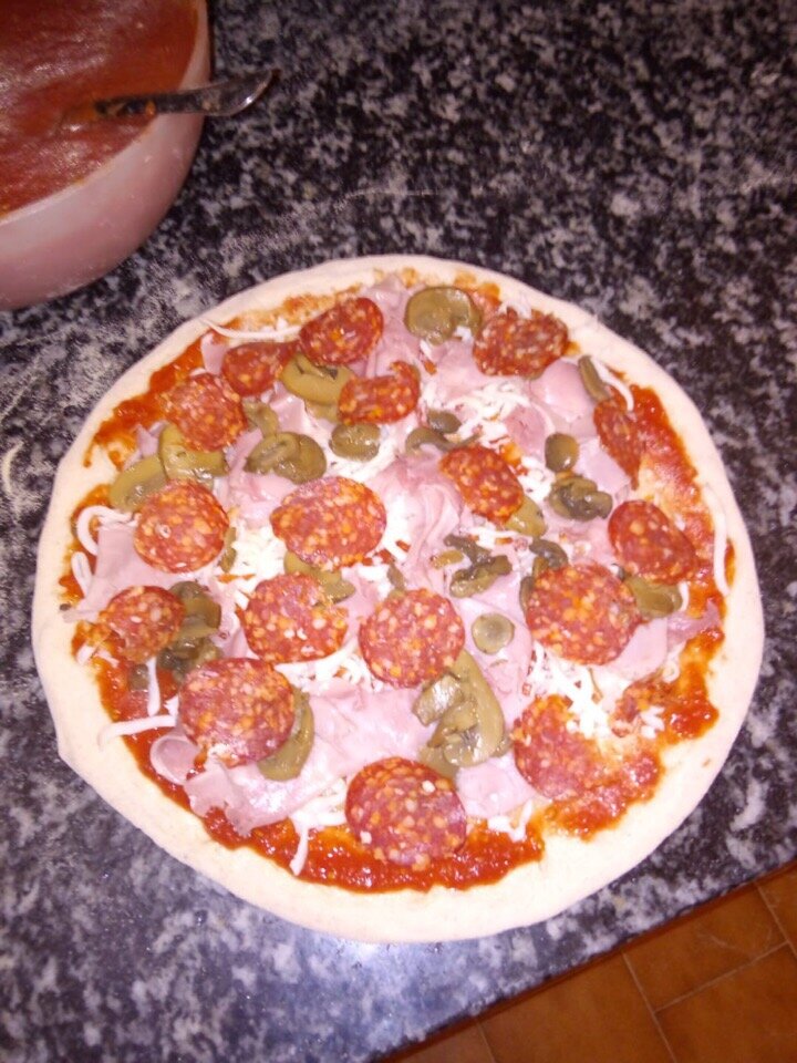 Пицца с грибами, прошутто и  острой колбасой салямино.