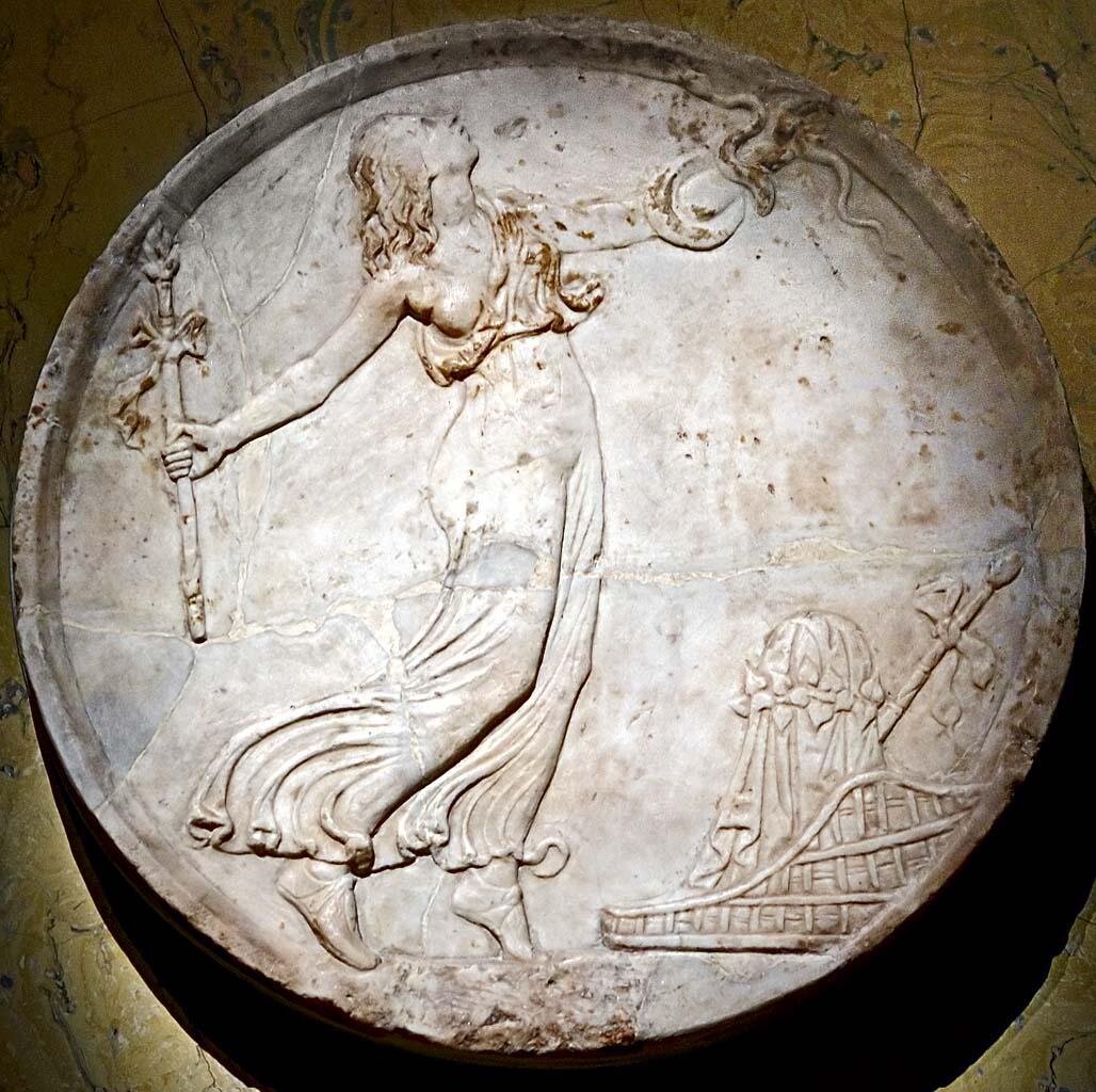 Медальон с пляшущей менадой. Источник: ancientrome.ru