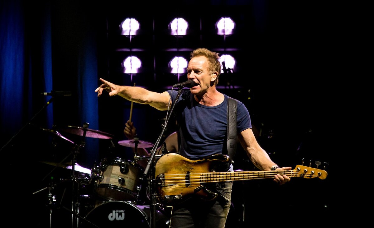 Sting concerts. Рок музыкант стинг. Стинг 2017. Стинг концерт. Стинг на сцене.