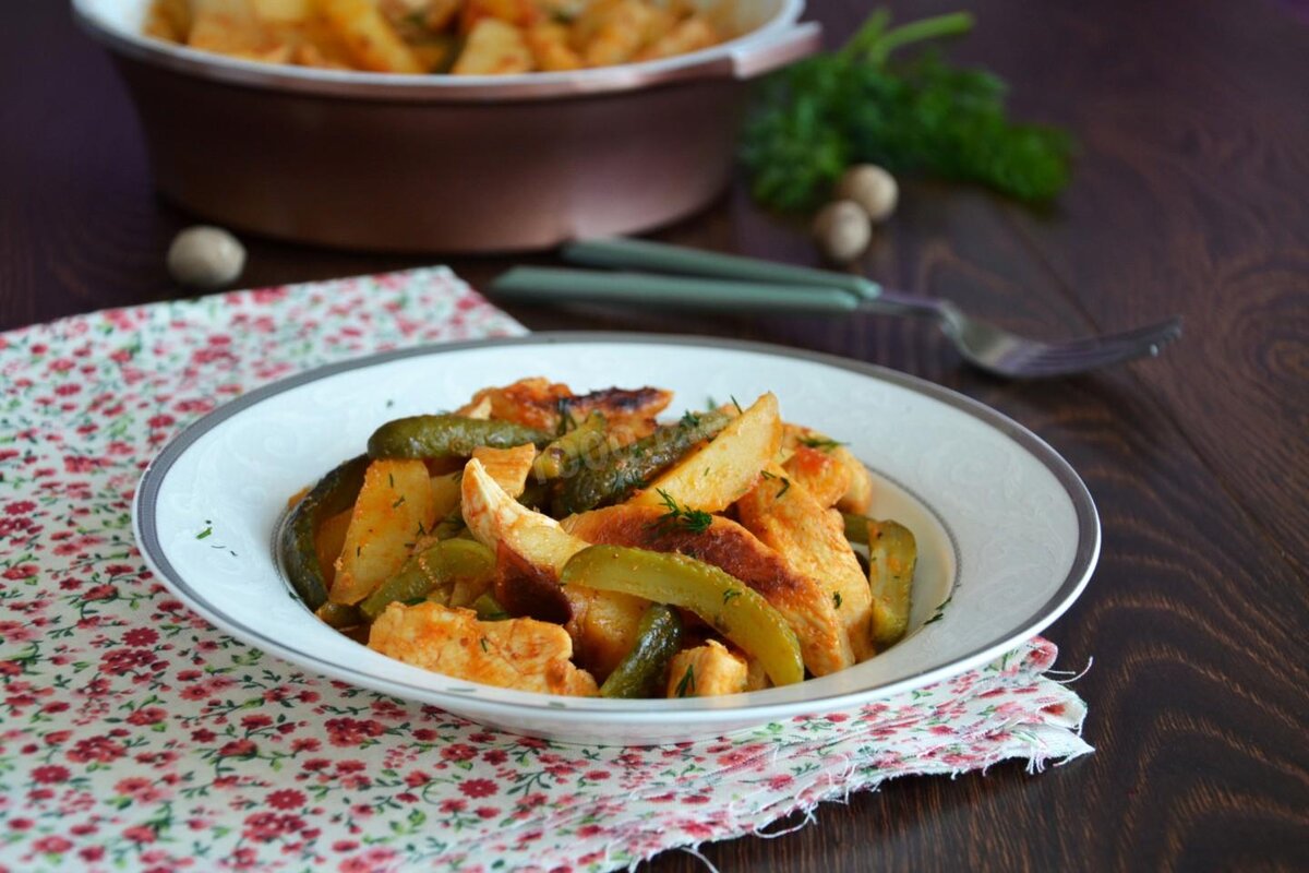 Рецепт тушеной картошки с огурцами. Азу по-татарски классический из говядины. Азу из курицы с солеными огурцами. Картофельное рагу с курицей. Азу по татарский.