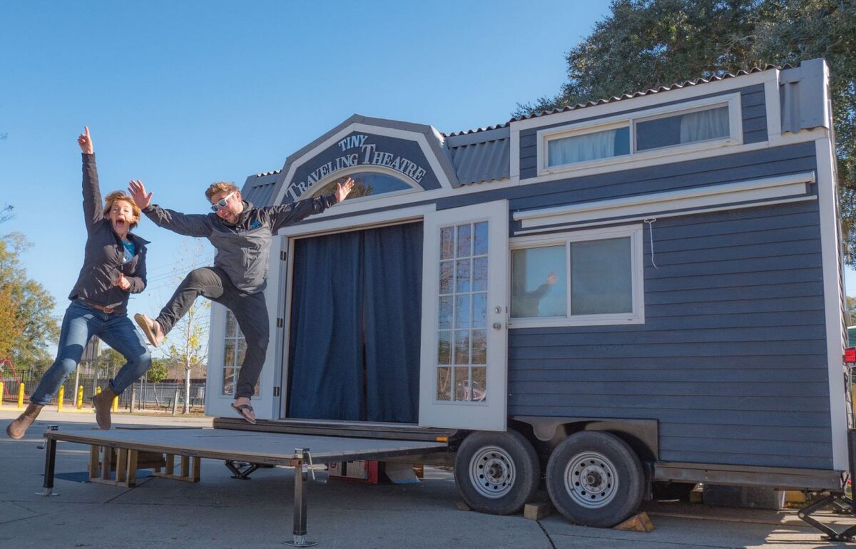 Семейная пара и ее тайни хаус на колесах