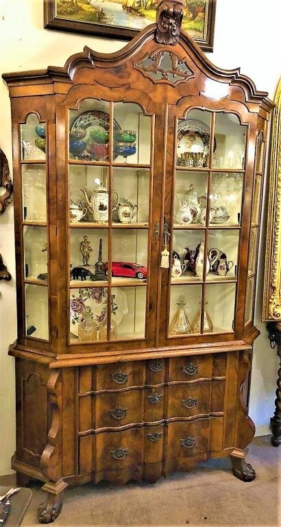 Старинный шкаф-витрина. Европа XIX век. Цена 100 000 рублей. Источник фото: auction.ru