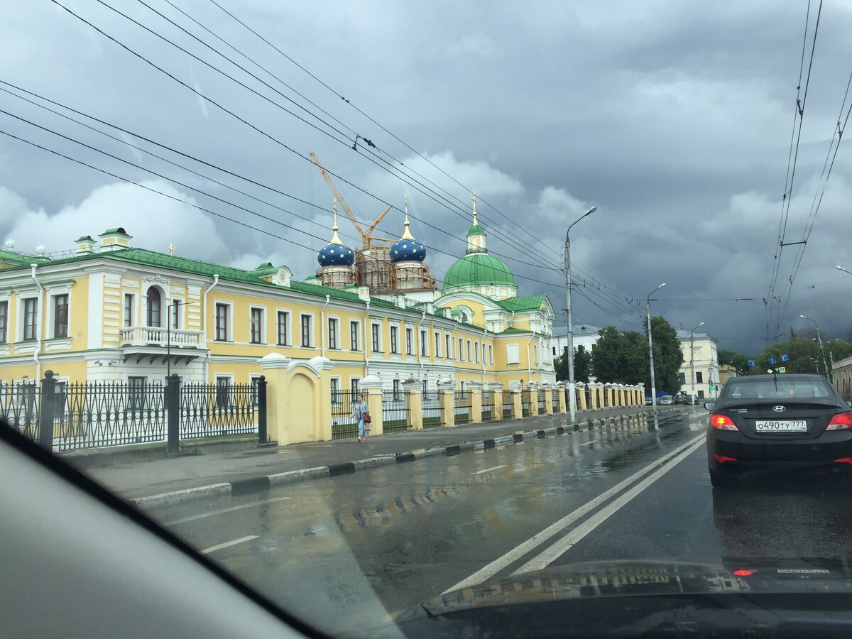 Так выглядит дворец со стороны Старого Волжского моста