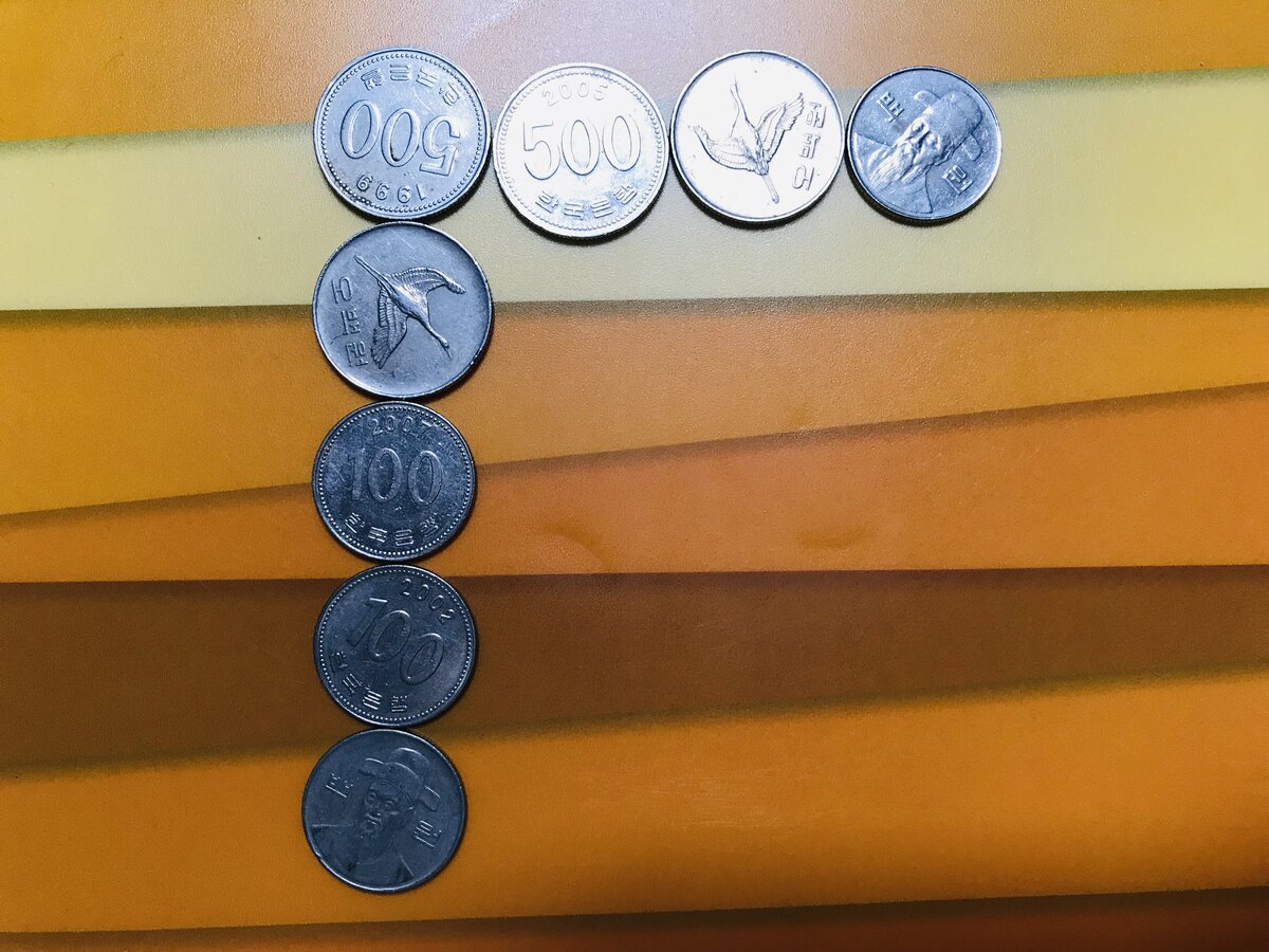 на столе лежат 2 монеты в сумме 3