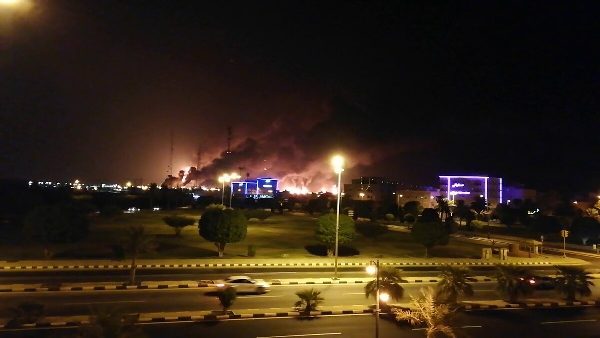 Горит нефтекомплекс в Абкаике. Фото из свободных источников.