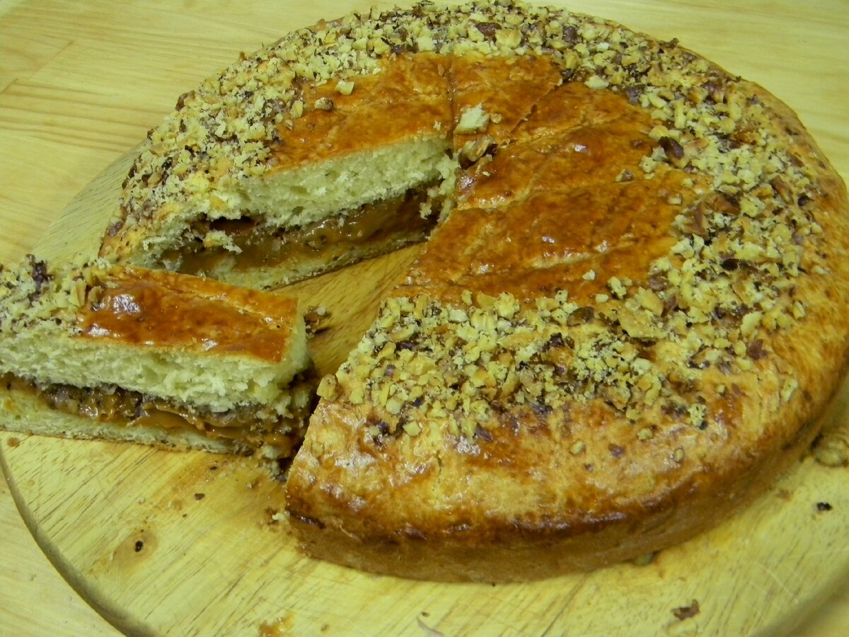 Пирог с вареной сгущенкой и грецкими орехами - Мир салатов