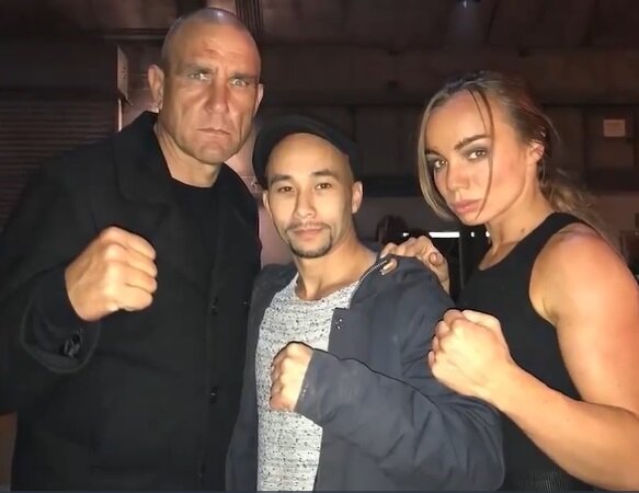 Тим Ман (в центре)