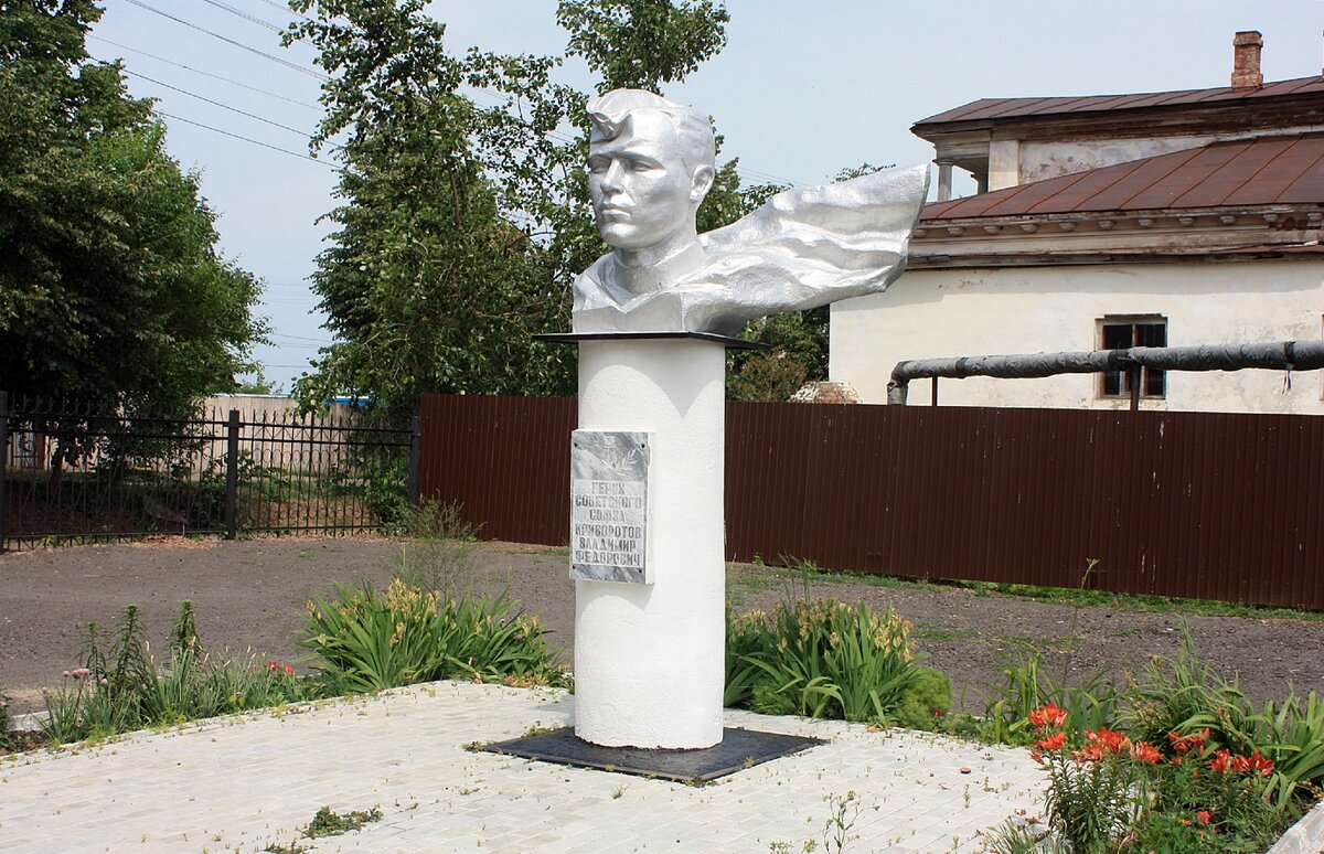 Бюст Криворотова В.Ф. на территории козьмодемьянской СОШ №1. © Vladimir Ё.
