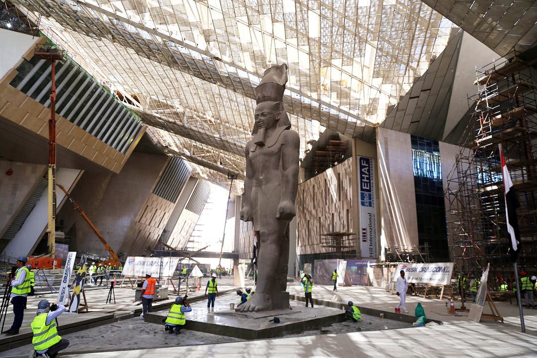 Строители работают на стройплощадке Большого Египетского музея, где будет выставлен новый гроб находки. Фото: Ahmed Gomaa afar.com