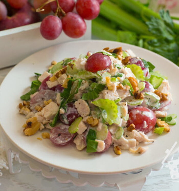 Салат с вареной курицей и виноградом
