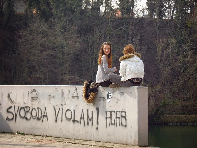 Словения - совсем небольшая, как по площади, так и по численности населения. Живёт здесь всего 2 миллиона человек. Не знаю как вы, но я вот до путешествия сюда никогда не встречал словенцев.

