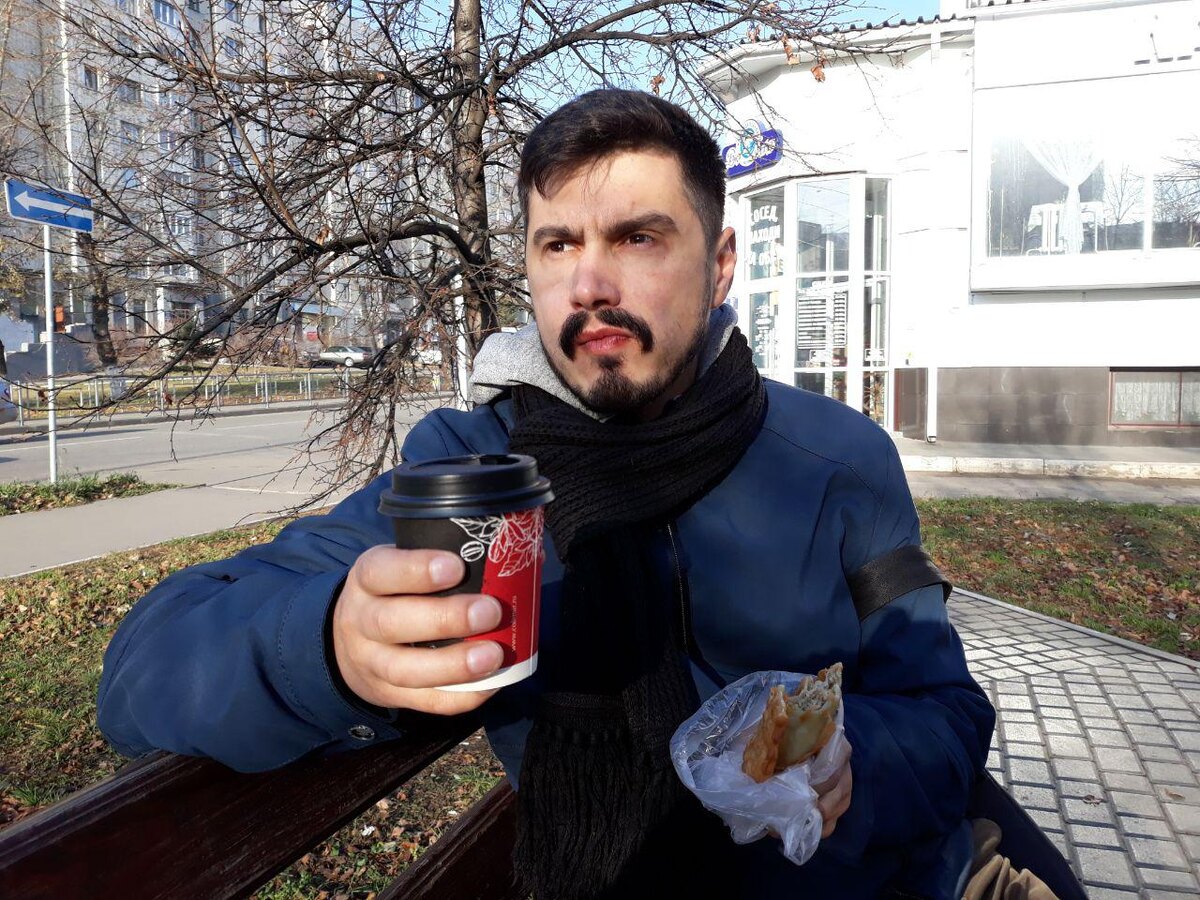 я бы сидел утрами на солнышке и пил кофе!))