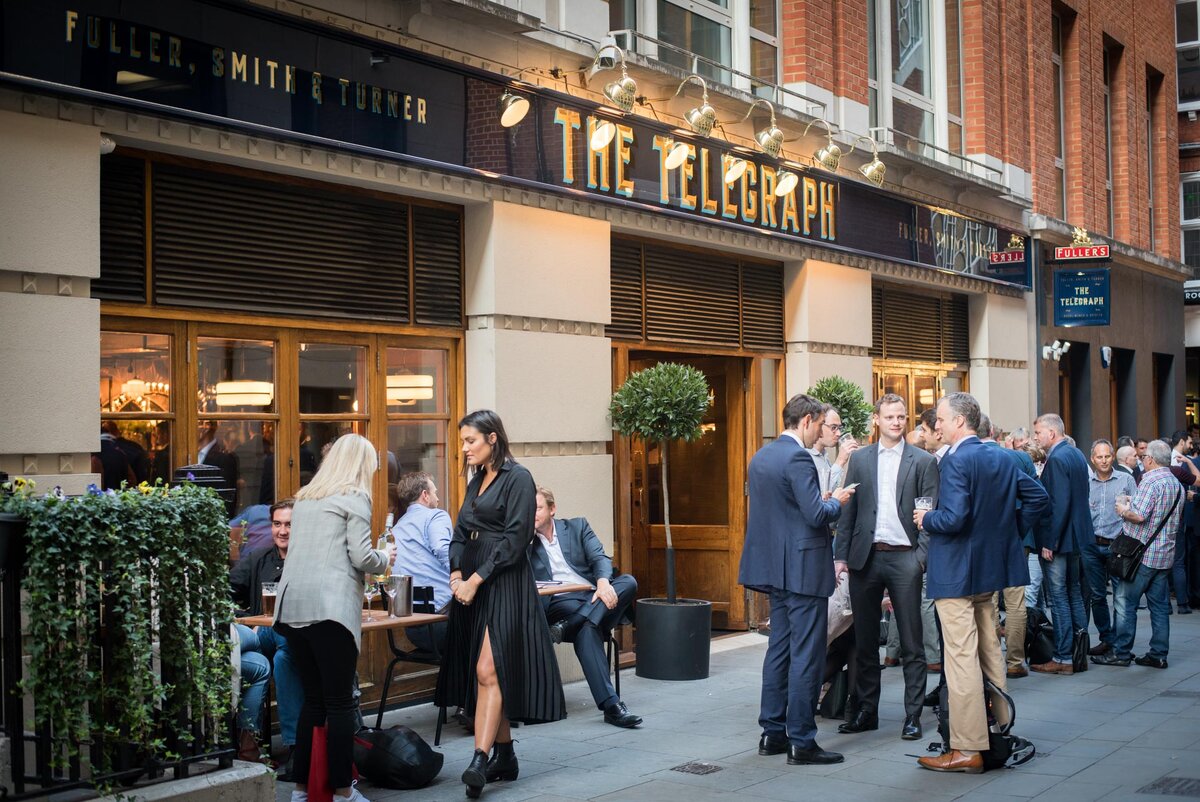Ланч в пабе The Telegraph. В это время все пабы битком набиты людьми, поэтому британцы привыкли стоять со своими напитками прямо на улице, напротив заведения.
