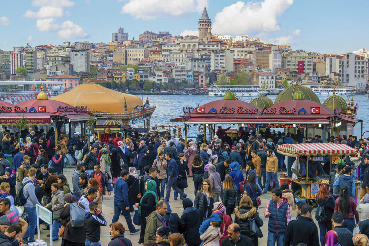 Люди живущие в стамбуле. Стамбул население. Население Стамбула 2022. Стамбул Турция население. Стамбул Турция население численность.