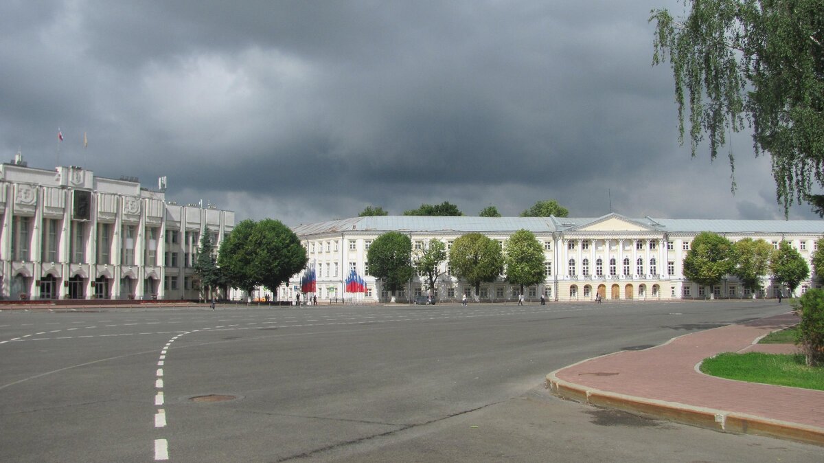 В 9 часов утра в центре города. Вид на областную администрацию. Фото автора.