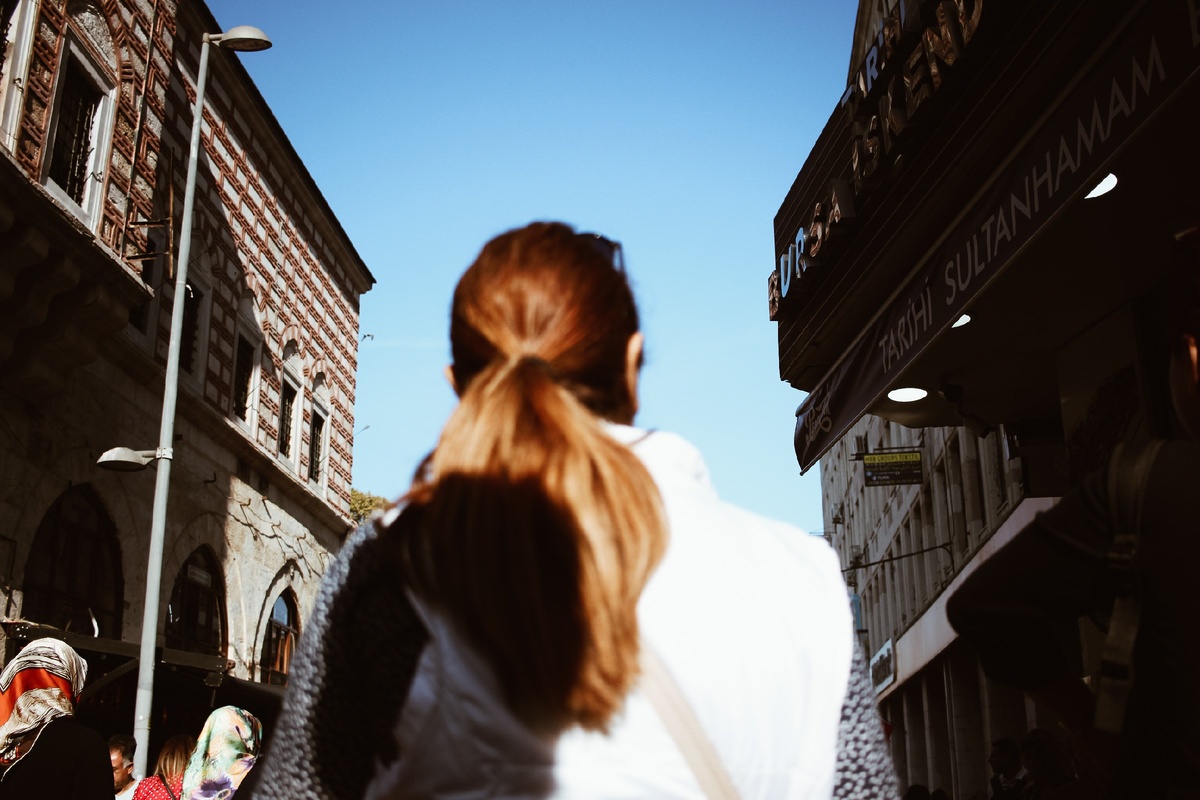 смотрим наблюдаем из-за спины