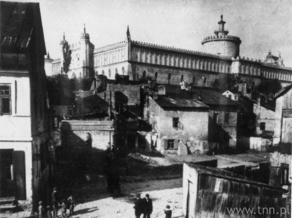Еврейский квартал в районе Подзамче, Люблин. 1930-е. На фото виден Люблинский замок. 