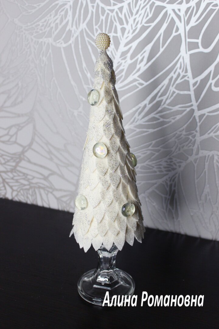 так елка смотрится на столе