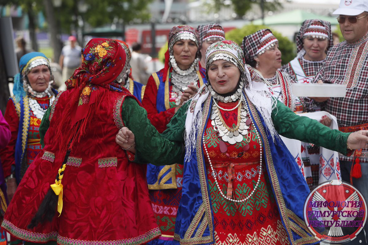 На национальном празднике "Гербер", удмурты танцуют в своих национальных костюмах.