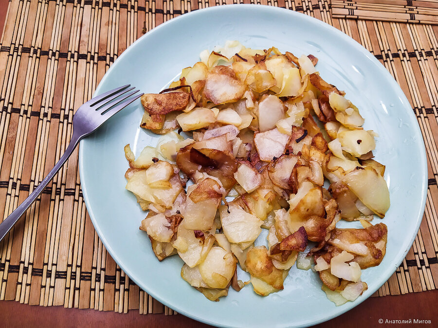 Пожарить картошку с луком на сковороде корочкой. Жареная картошка с луком на сковороде с корочкой. Заваривающаяся картошка дошиш.