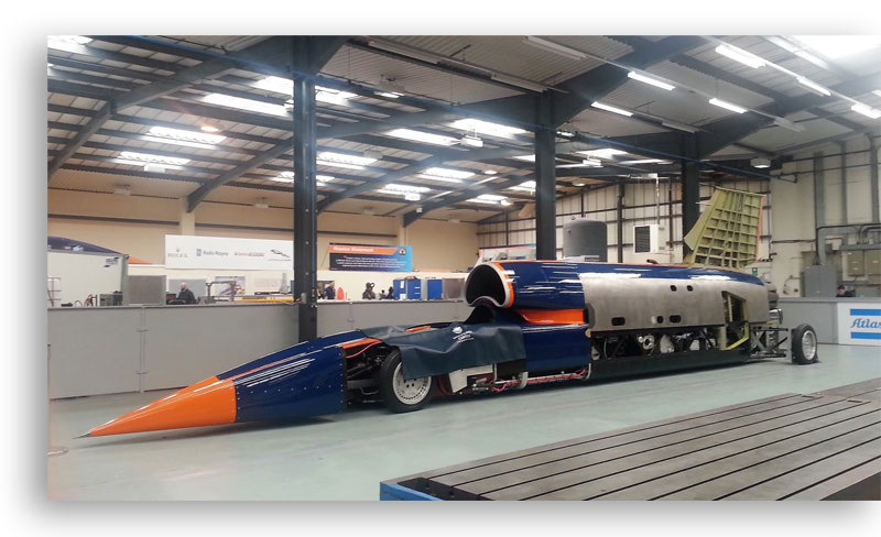Крис Ди, ведущий инженер по сборке и сборке проекта Bloodhound SSC, говорит, что вклад Atlas Copco в оборудование мастерских проекта оказался бесценным. «Мы используем их инструменты уже более четырех лет. Это оборудование позволяет нам достигать высокой точности, которая крайне необходима для создания автомобиля, способного развить скорость до 1000 миль в час», - говорит он. «Это касается не только главных деталей, таких как колеса, но и систем, чтобы которые будут испытывать сильные вибрации. Мы также использовали компрессоры Atlas Copco и пневматические инструменты для точной подгонки панели автомобиля. Некоторые транспортные средства будут испытывать исключительные нагрузки ».