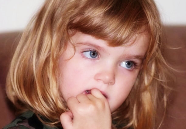 Навязчивость у ребёнка проявляется в разнообразных повторяющихся движениях - тиках, покусываниях, похлопываниях и множество другого 