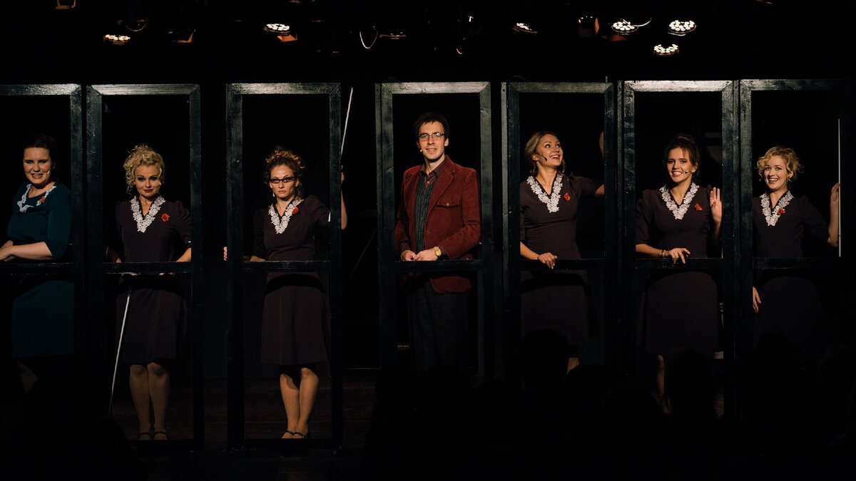 Сцена из спектакля "Оркестр" в театре Экспромт