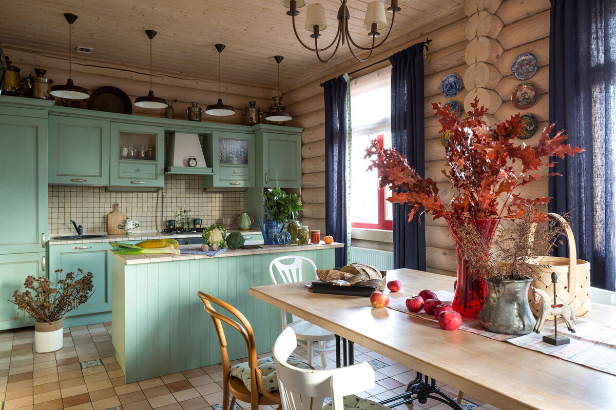 Дизайн интерьера красивой современной деревянной кухни со стеклянным потолком