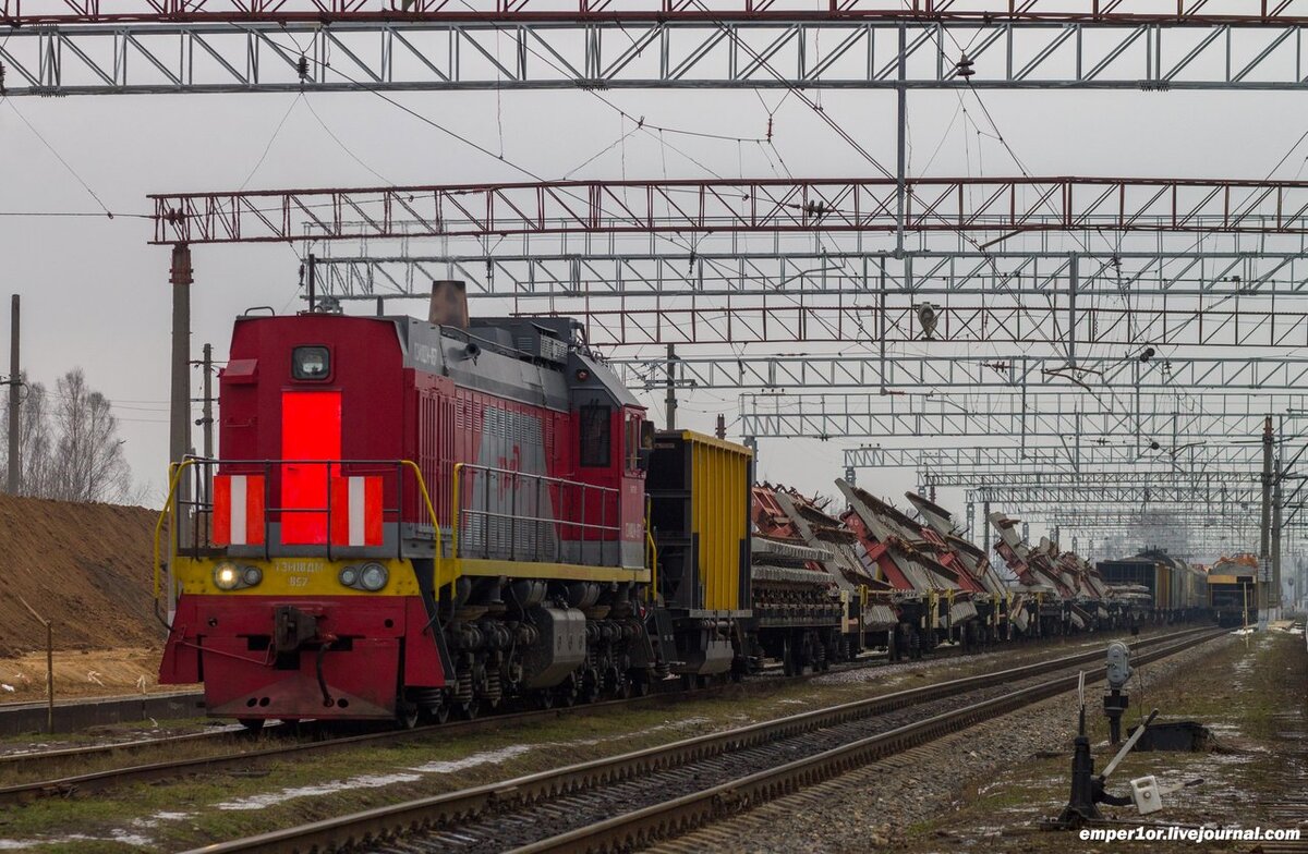 Тепловоз ТЭМ18ДМ-857 со составом ПМС. ст. Савелово.
