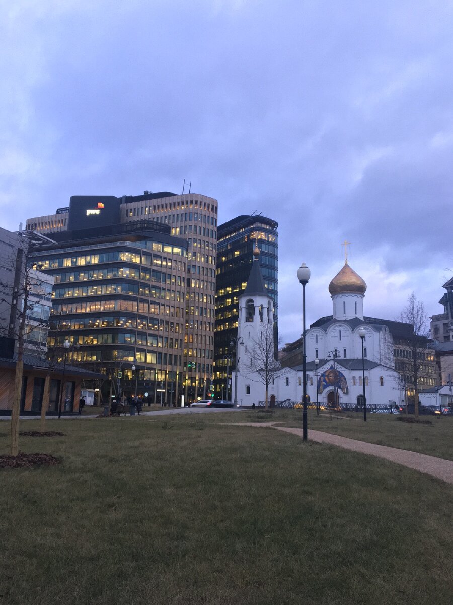 Контраст нового и старого. Красиво. Недалеко от площади белорусского вокзала