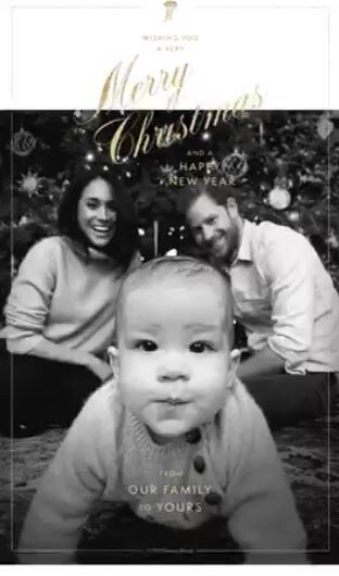 На снимке: Арчи спереди и в центре, за ним сидели мама и папа (Изображение: Twitter / @ queenscomtrust)