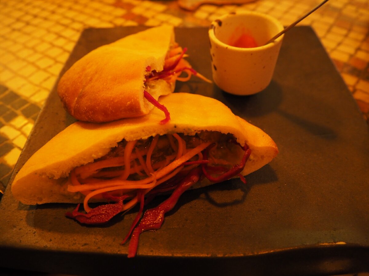 Попробовать решили одно из самых традиционных блюд Израиля - бутерброды в пите. Куриная шварма с баклажановым хумусом, хариссой и маринованными овощами. На вкус намного лучше, чем на фото (520 руб.).