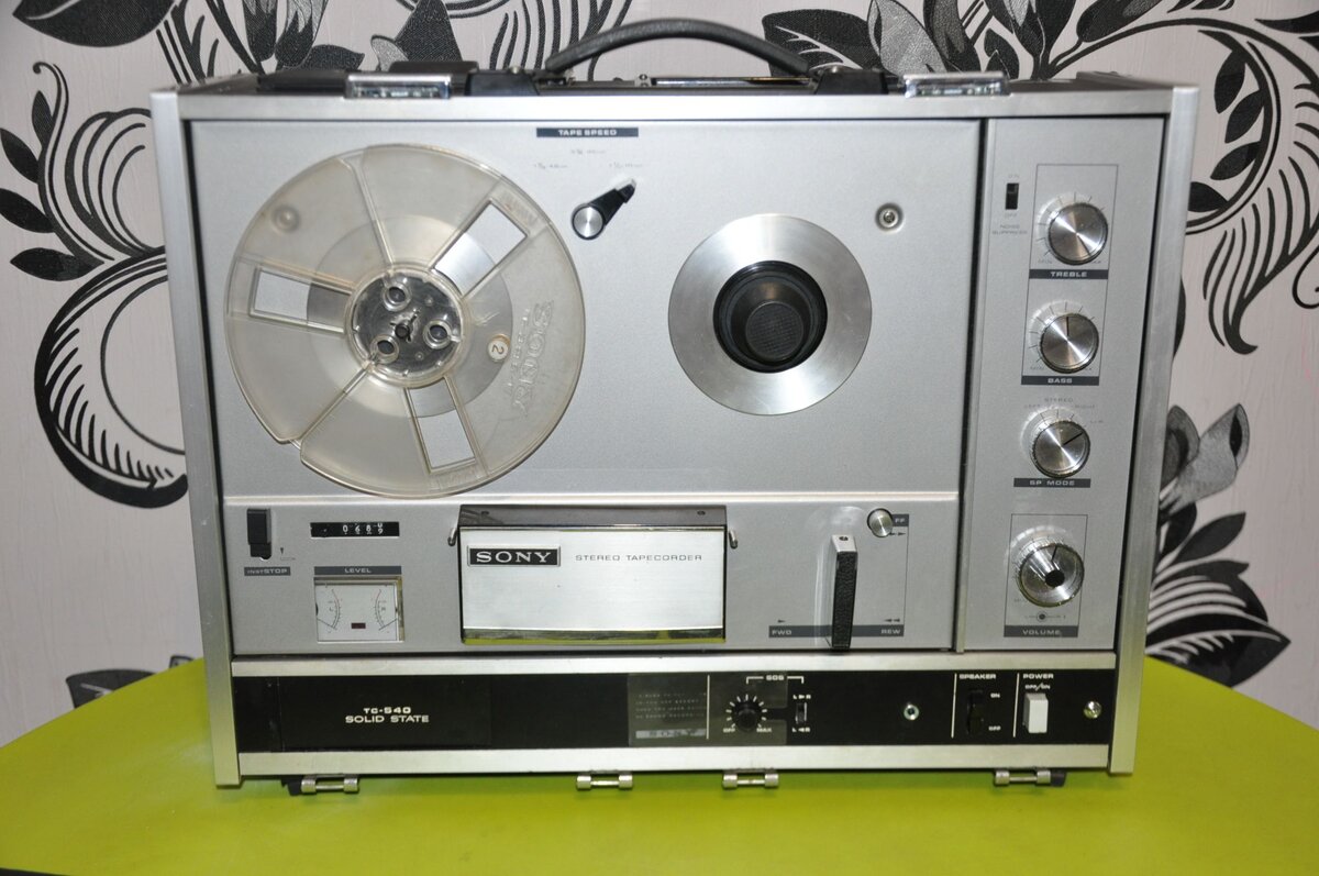 Управление  магнитофоном Sony ТС-540 просто и понятно, имеется счетчик ленты, индикаторы уровня записи