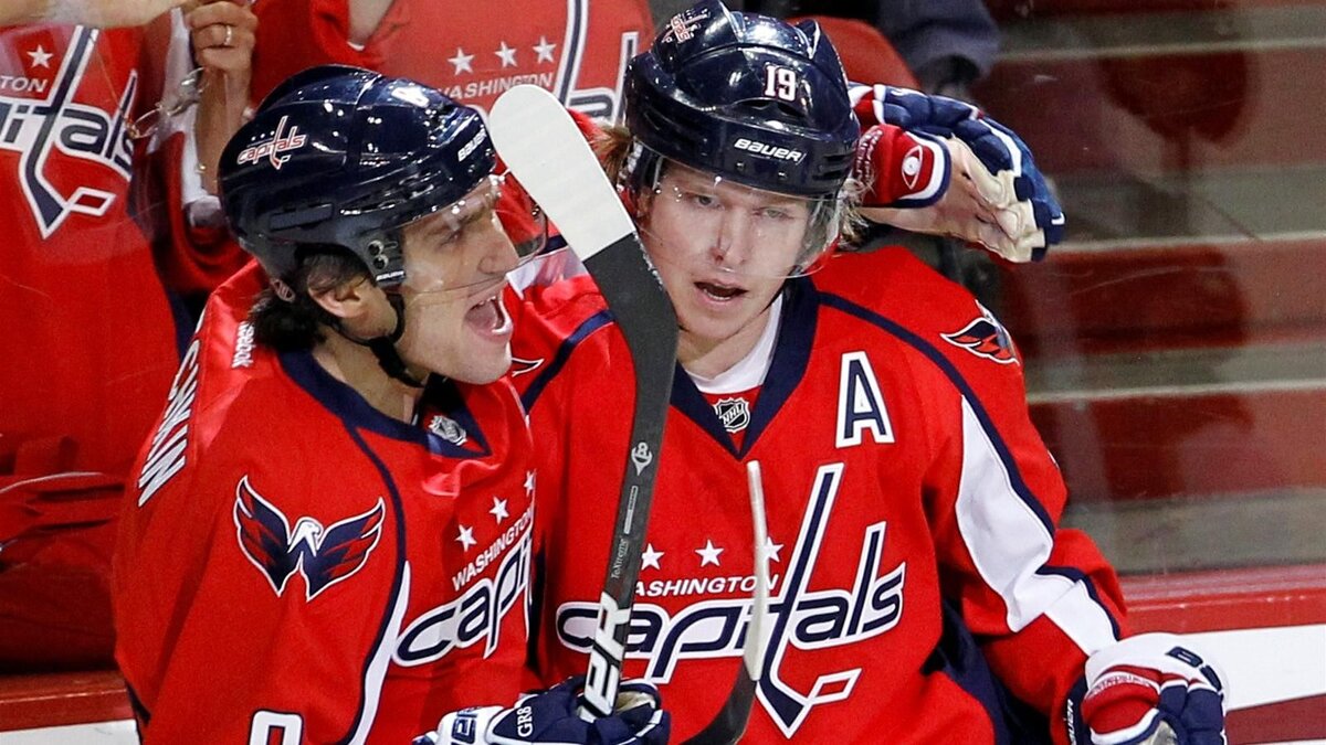 Словно неразлей вода  -эта парочка творит на льду .           фото:  открытые источники сети.  