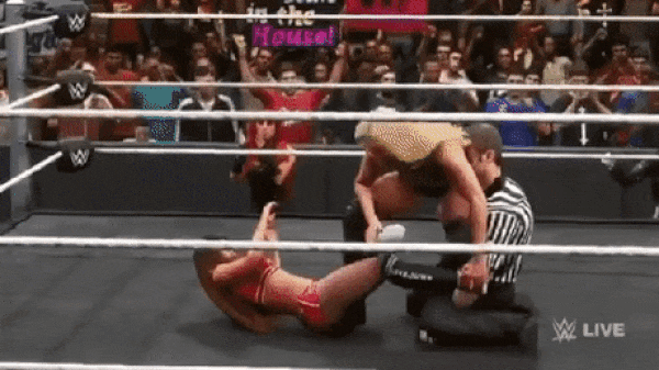 Современная WWE 2K20 способна развеселить разве что безумными багами