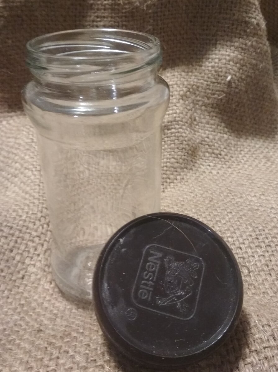 Удаляем с банки все наклейки