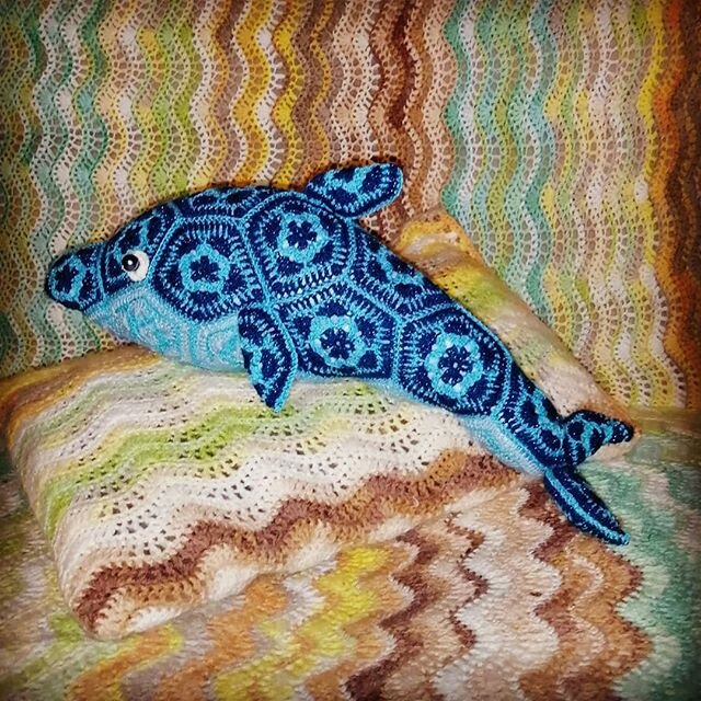 Дельфинчик получился добрый и узнаваемый, он именно дельфинчик, а не кит, и не акула или тунец какой-то малоизвестный))