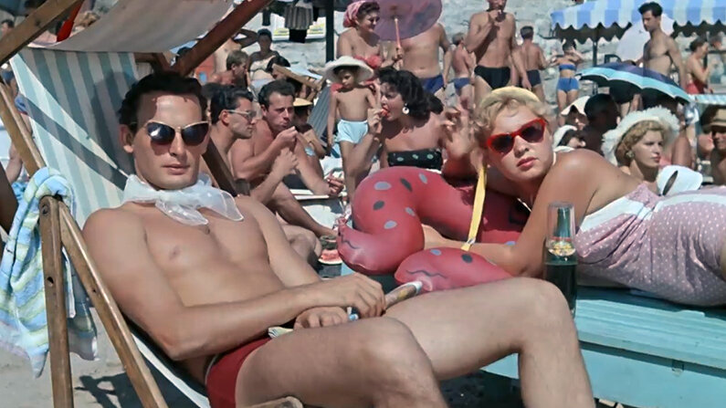 Василий Лановой не был указан в титрах фильма "Полосатый рейс"