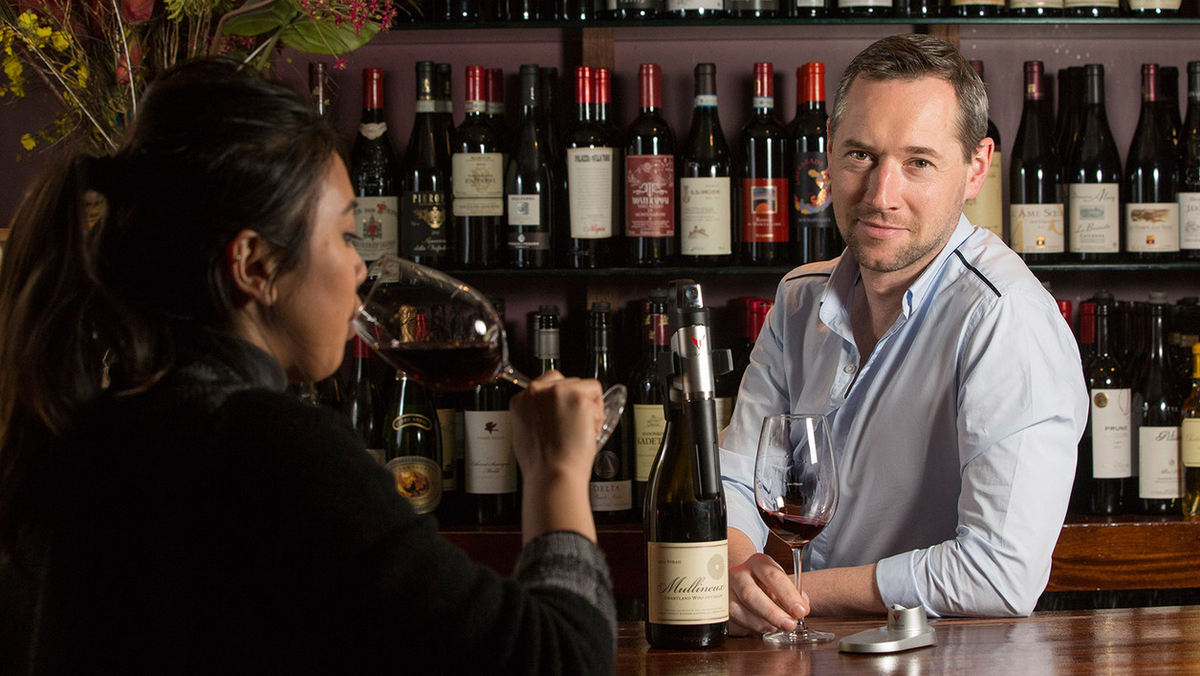 Сомелье и клиент. Фото позаимствовано из wine-spectator