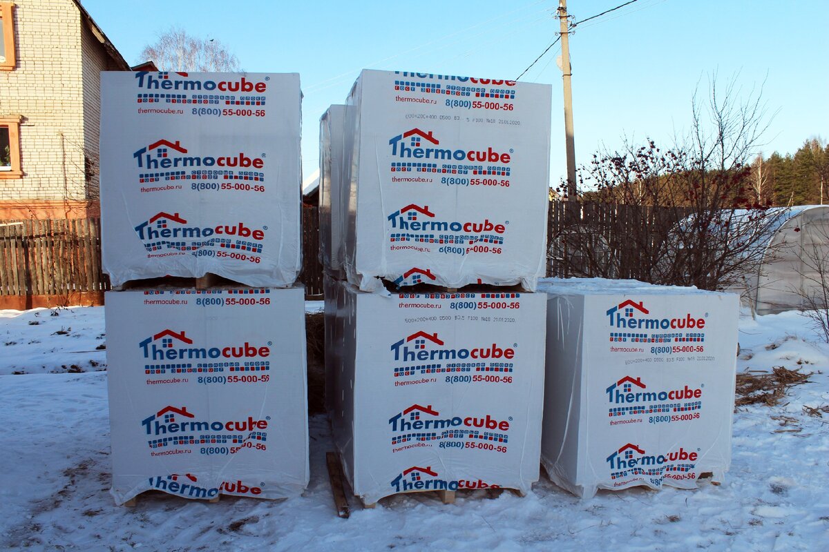 Мои пачки блоков, заготовленные на строительный сезон.