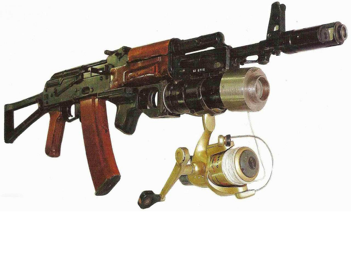 Автомат АК-74 с рыболовной катушкой на подствольнике