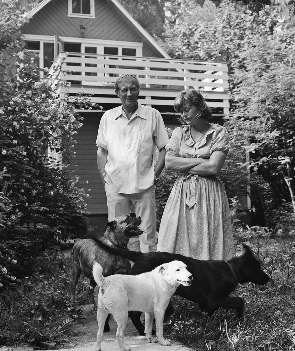 Поэт Евгений Евтушенко с супругой Джен Батлер на даче в Переделкино 1983г. Фото: архивы ТАСС