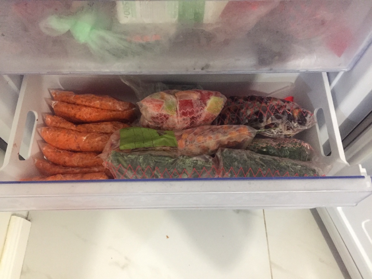 Заготовки овощей и фруктов в морозильной камер