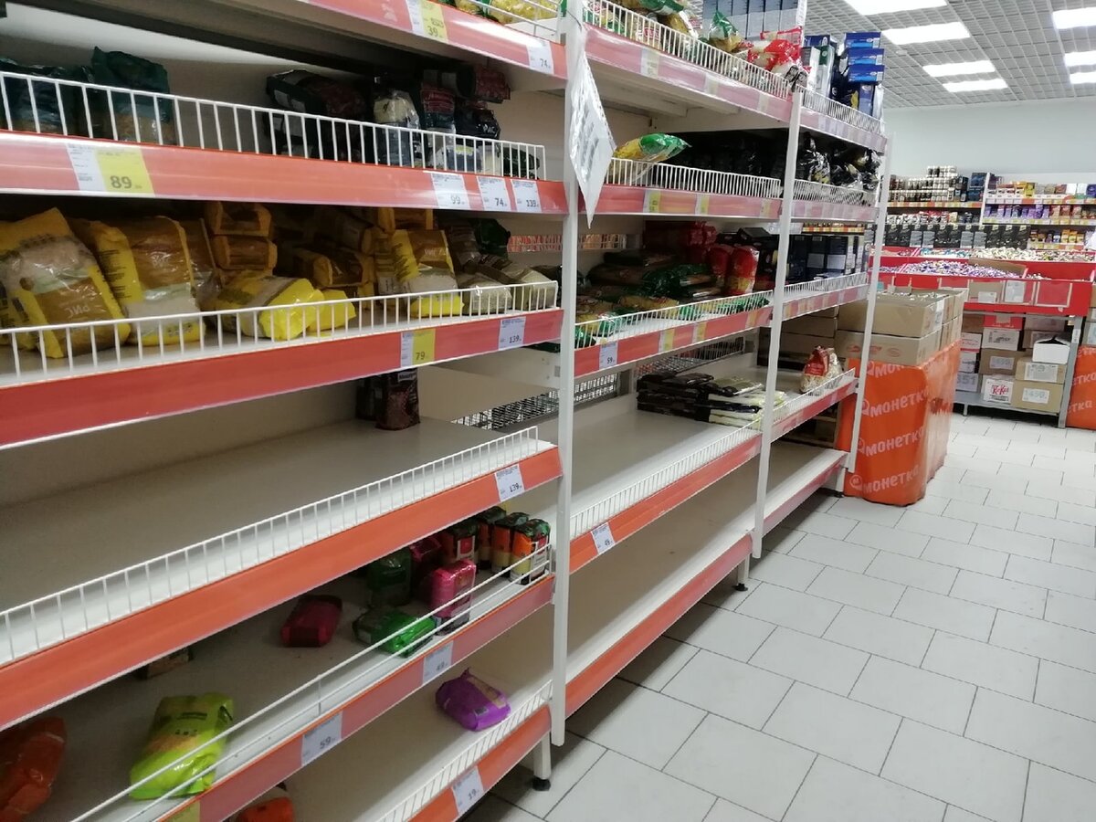 На этих полках до самой нежней обычно располагаются крупы, макароны и прочая бакалея. В этот раз многие полки пустуют. И даже соли в этом магазине мне купить не удалось.