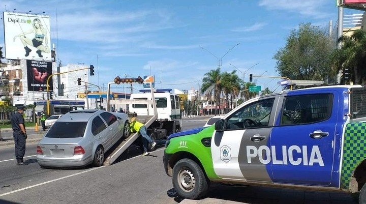 Эвакуация авто у нарушителей карантина. clarin.com