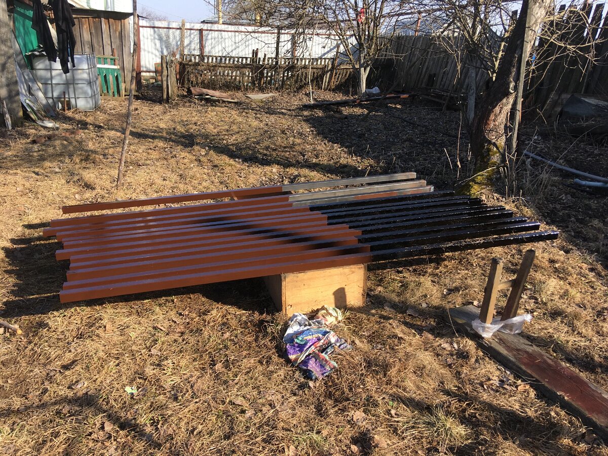 Часть окрашенных столбов